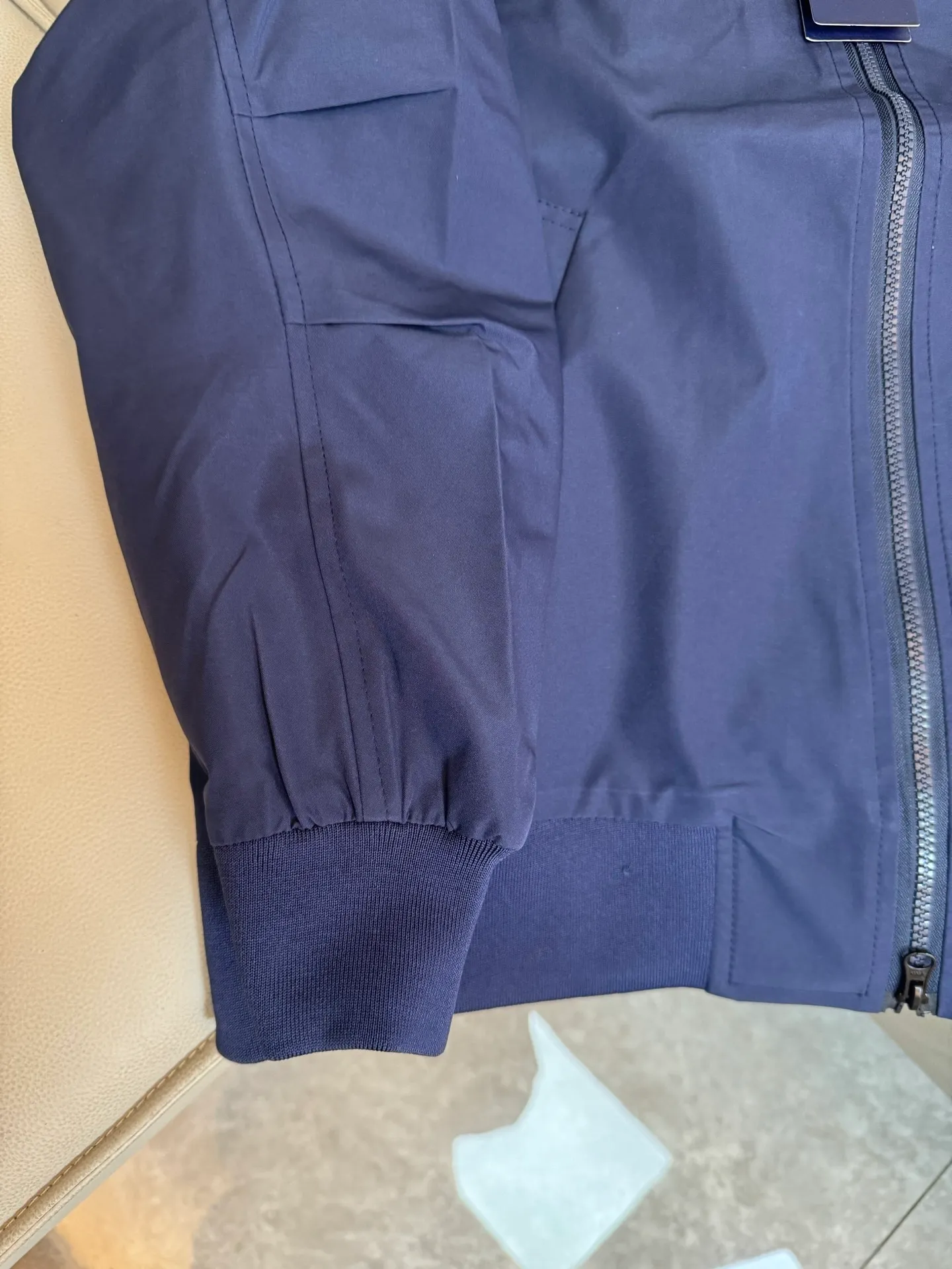 P320 Ralh Lauren men's old money style veteran stand collar workwear Harrington jacket. Ralh Lauren has gone crazy this year. The upper body of major Internet celebrities. The fabric has a double-layer shin feel and is full of weight! It's not as heavy as a regular jacket, and the ordinary cotton material feels really different. This one is super comfortable, soft and stylish, and has a green plaid interior that has a retro movie fashion feel! The fit is loose but not baggy. The size is just right and not too picky. The dropped shoulder design modifies the shoulder shape without making it look bulky. This silhouette is a style that will never go out of style after being worn for a long time. The upper body is also very durable and recognizable. The loose and reasonable fit can be worn by both men and women, making it easy to create a clean and refreshing youthful look. The embroidery on the chest is all German Oman embroidery fiber with original data. The embroidery process is very particular. It uses Japanese Tajima machines to ensure the embroidery is exquisite and three-dimensional. That is what I said is different from the ones on the market. Regarding the workmanship, the version is a loose version and can be used by boys and girls!! Color: black, navy, size: S-XL